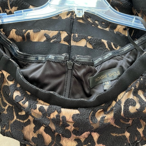 Tadashi Shoji off the shoulder maxi dress, like new condition. Size 14 - Picture 4 of 7